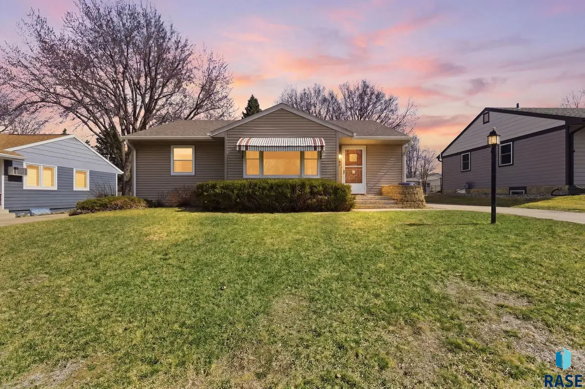 1108 S Willow Ave, Sioux Falls, SD 57105 - #1