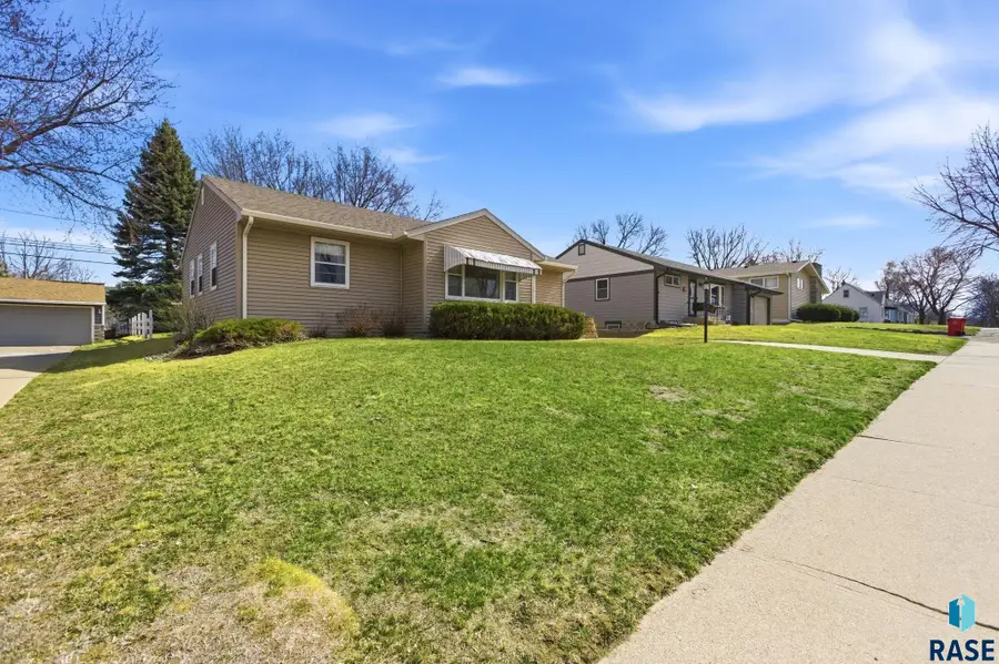 1108 S Willow Ave, Sioux Falls, SD 57105 - #3