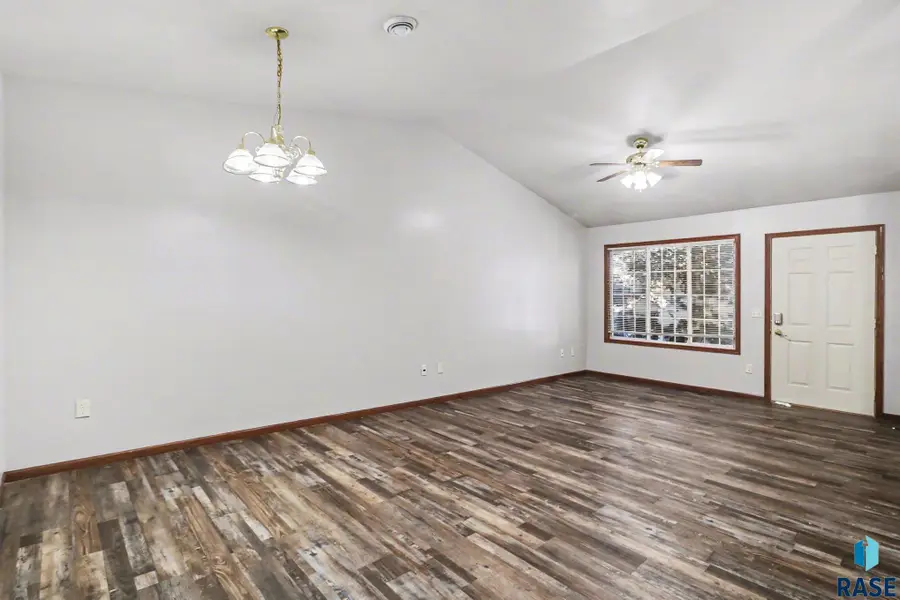 412 N 9th Ave, Brandon, SD 57005 - #2