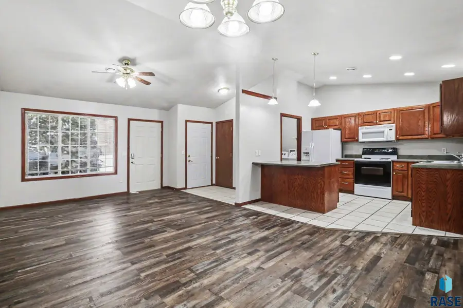 412 N 9th Ave, Brandon, SD 57005 - #3