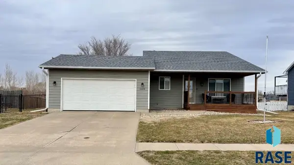 1609 Country Club Dr, Elk Point, SD 57025