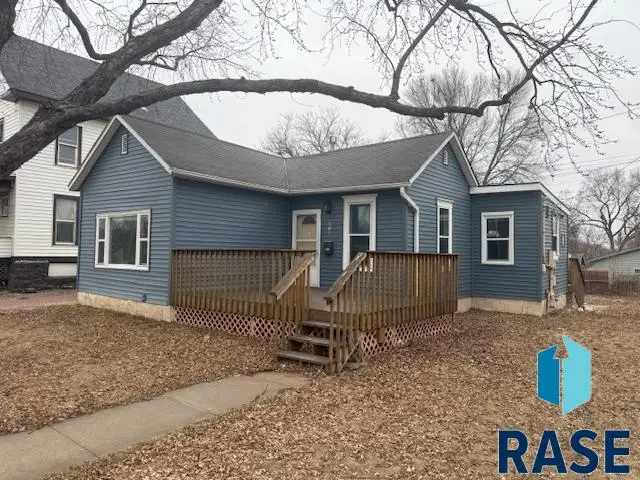 916 W 10th St, Sioux Falls, SD 57104 - #1