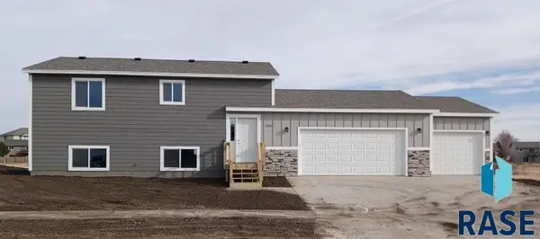 2512 N Bent Grass Ct, Sioux Falls, SD 57107