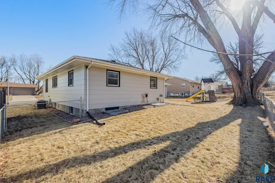 4301 S Glenview Rd, Sioux Falls, SD 57103 - #3