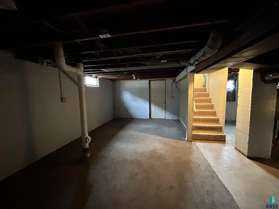 1421 N Dakota Ave, Sioux Falls, SD 57104 - #2