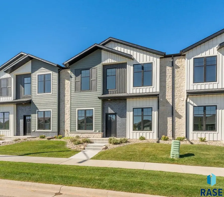 8611 W Shoreline Pl, Sioux Falls, SD 57107 - #2