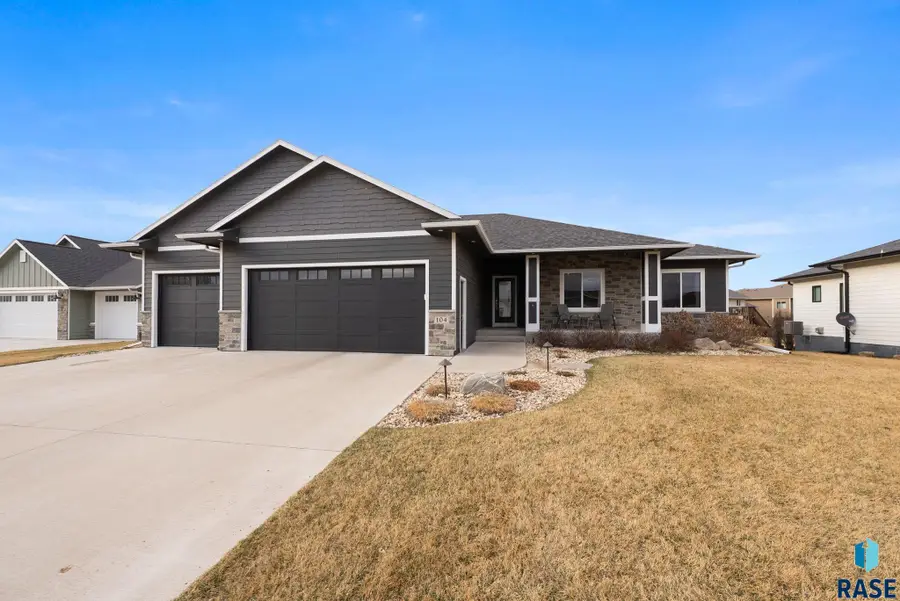 104 E Birchwood Dr, Brandon, SD 57005 - #2
