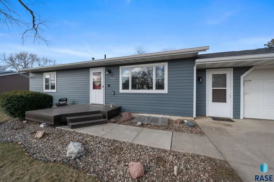 913 S Tracy Dr, Brandon, SD 57005 - #3