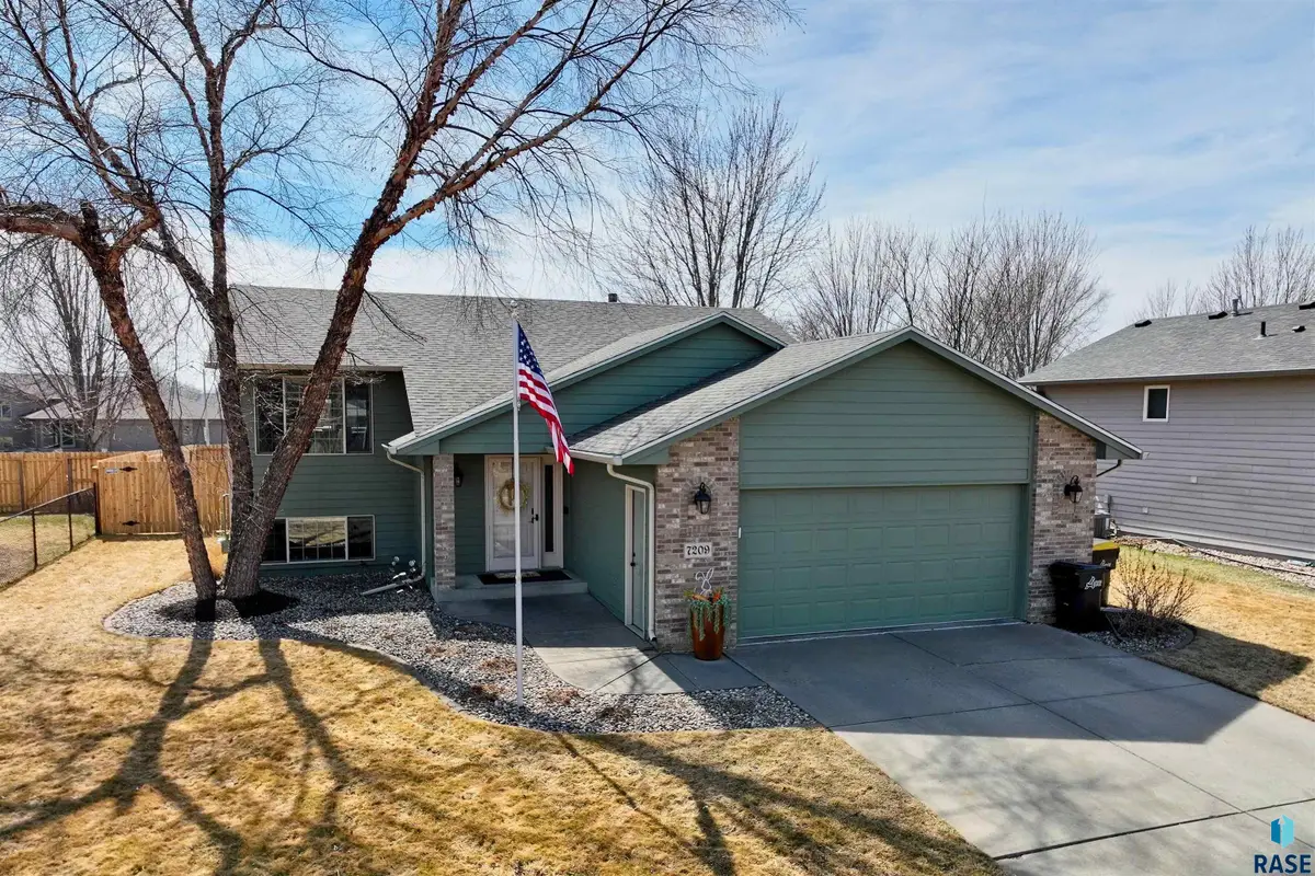7209 Strabane St, Sioux Falls, SD 57106 - #1