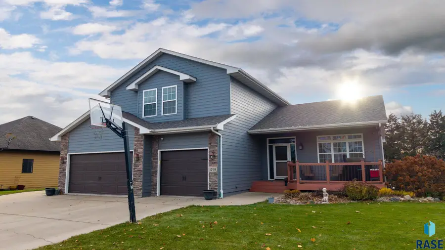 1709 S Parkview Blvd, Brandon, SD 57005 - #3