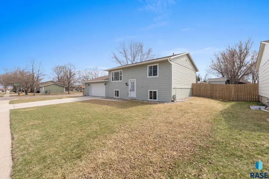 5901 W 58th St, Sioux Falls, SD 57106 - #3