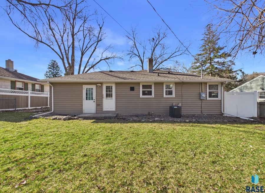 2304 W 18th St, Sioux Falls, SD 57104 - #2
