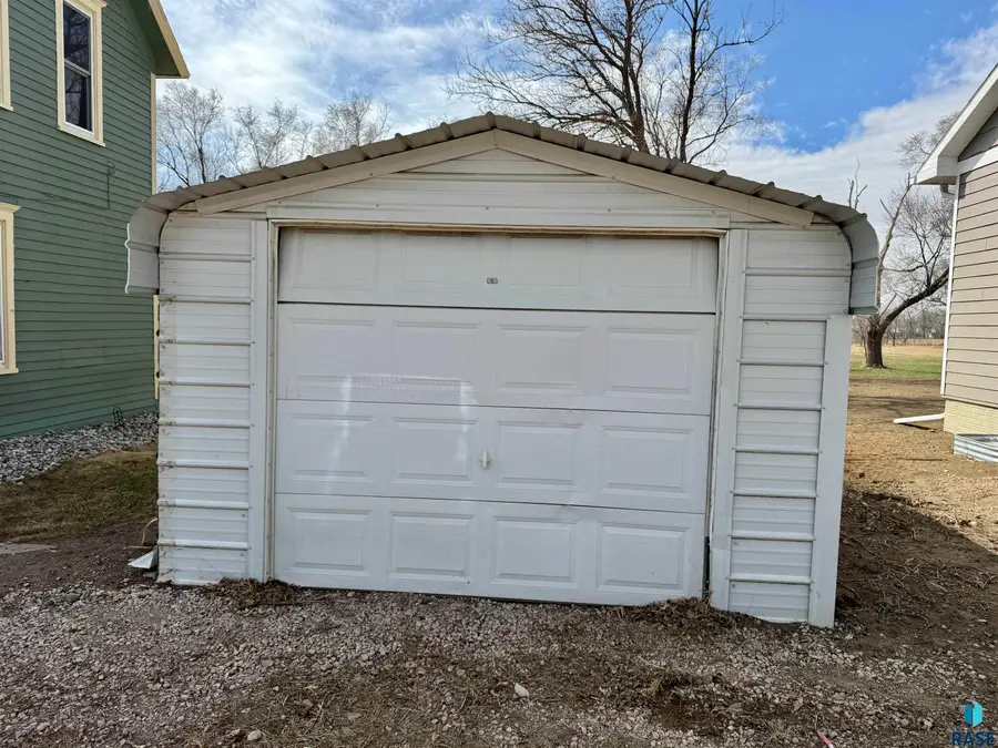 513 S Garfield St, Lennox, SD 57039 - #3
