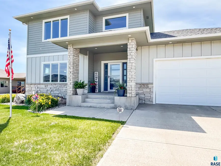 6913 E 37th St, Sioux Falls, SD 57110 - #2