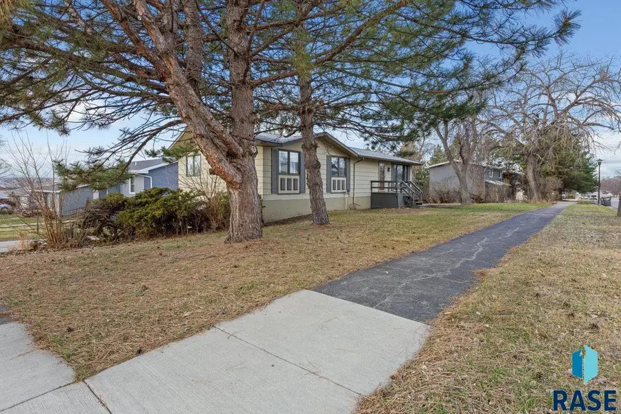 2415 E Franklin St, Pierre, SD 57501 - #2