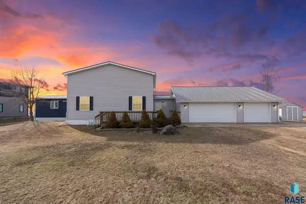 2041 Twin Lakes Rd, Lake Preston, SD 57249