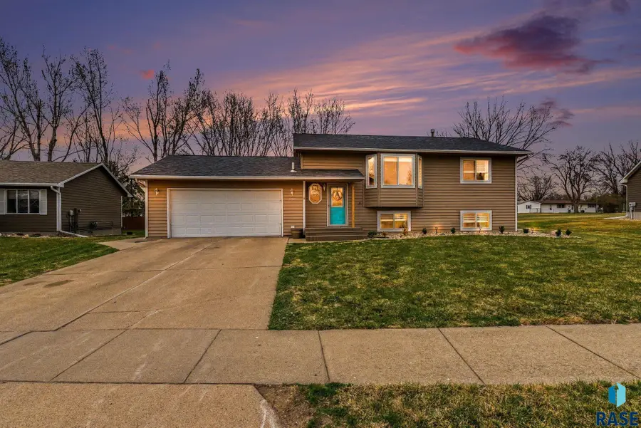 1130 Sunset Dr, Beresford, SD 57004 - #2