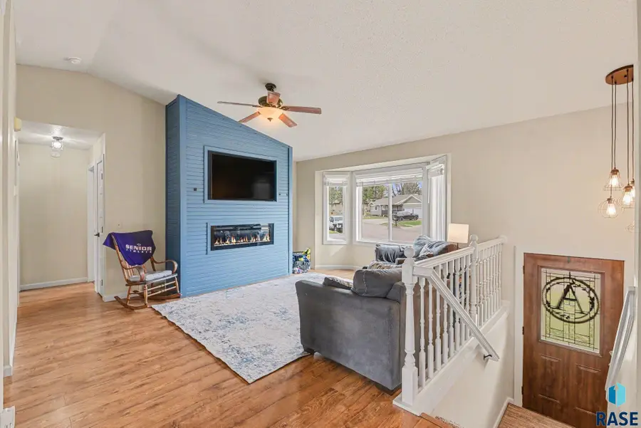 1130 Sunset Dr, Beresford, SD 57004 - #3