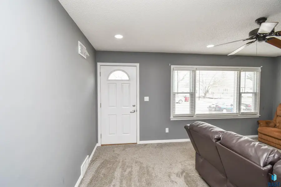 213 W 42nd St, Sioux Falls, SD 57105 - #2