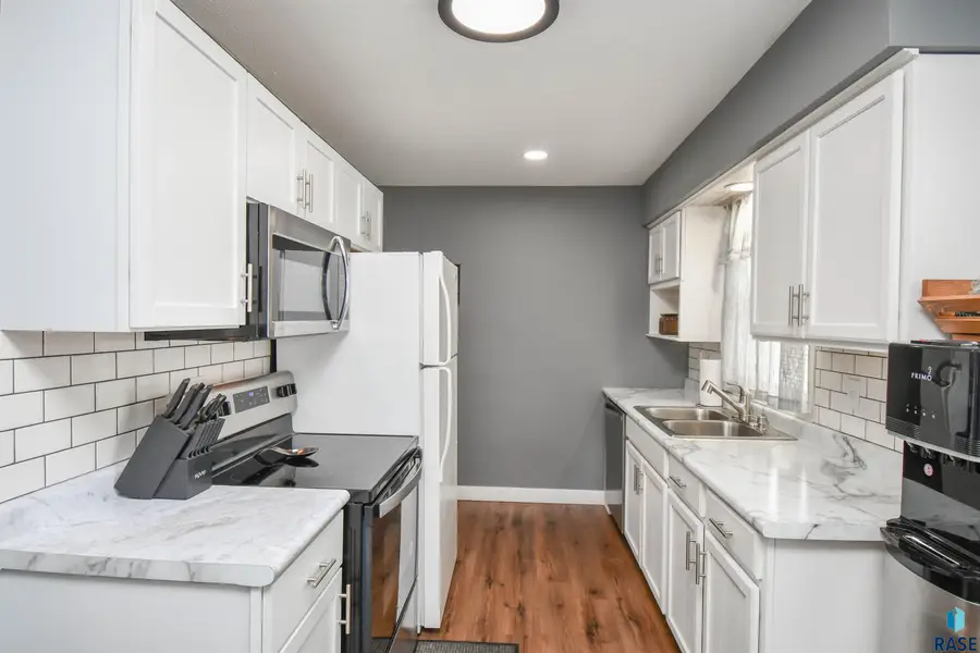 213 W 42nd St, Sioux Falls, SD 57105 - #3