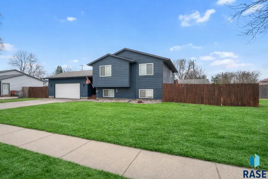 215 W Apple St, Tea, SD 57064 - #2