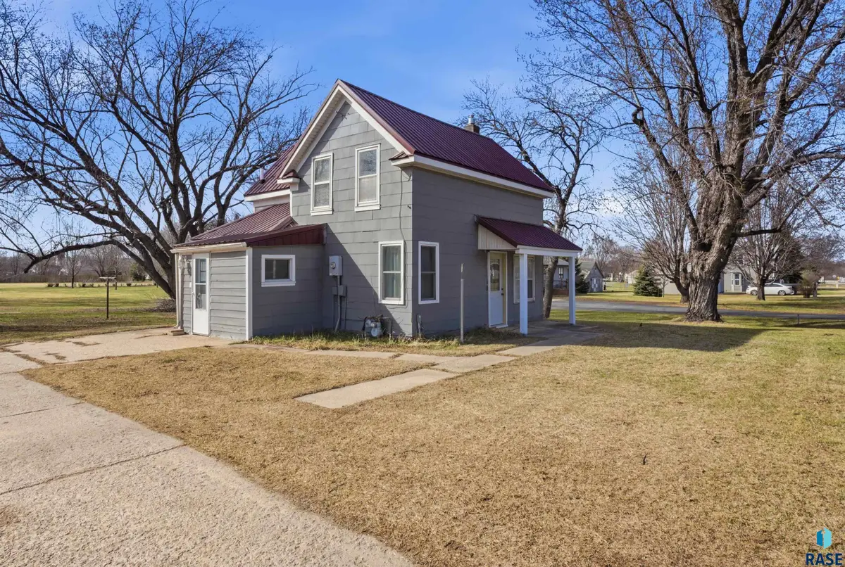 104 N Veterans St, Flandreau, SD 57028 - #1