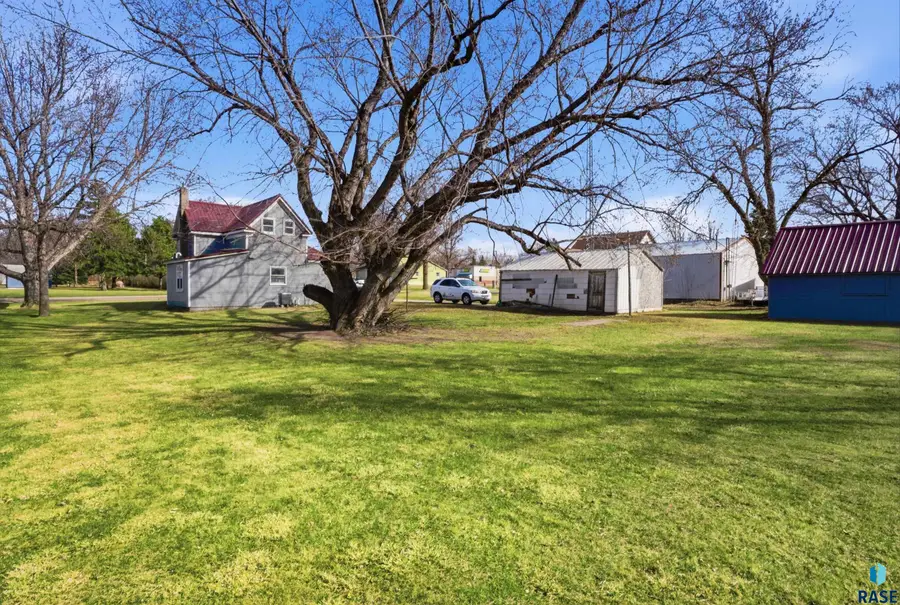 104 N Veterans St, Flandreau, SD 57028 - #3
