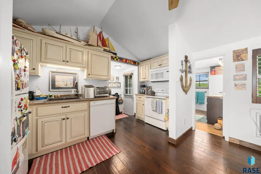 316 Best Point Dr, Madison, SD 57042 - #2