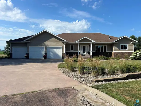 1103 S Dewald St, Freeman, SD 57029