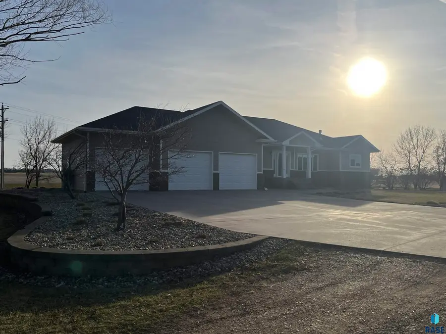 1103 S Dewald St, Freeman, SD 57029 - #3
