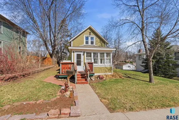 306 E 7th St, Dell Rapids, SD 57022