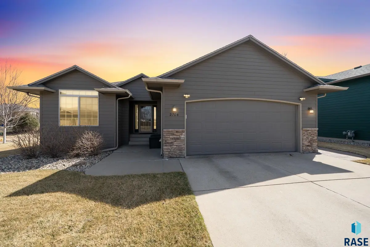 2704 S Grinnell Ave, Sioux Falls, SD 57106 - #1