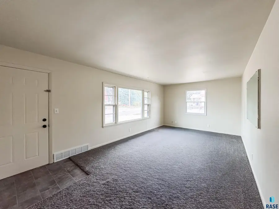 1221 E 12th St, Sioux Falls, SD 57103 - #3