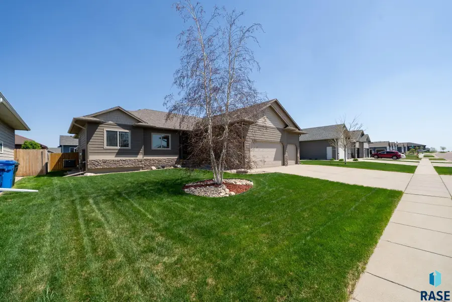 1304 S Thecla Ave, Sioux Falls, SD 57106 - #2