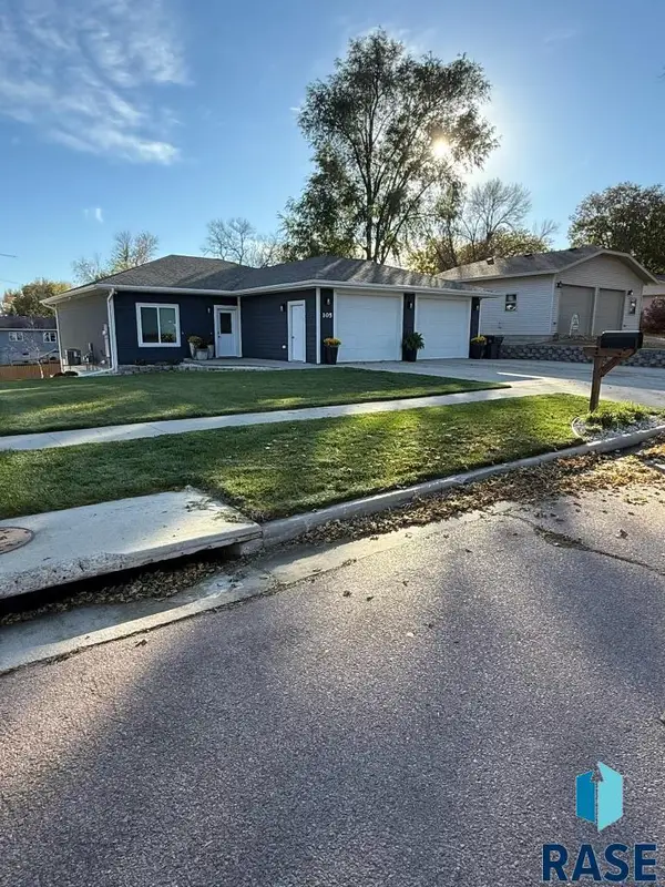 105 E 7th St, Dell Rapids, SD 57022