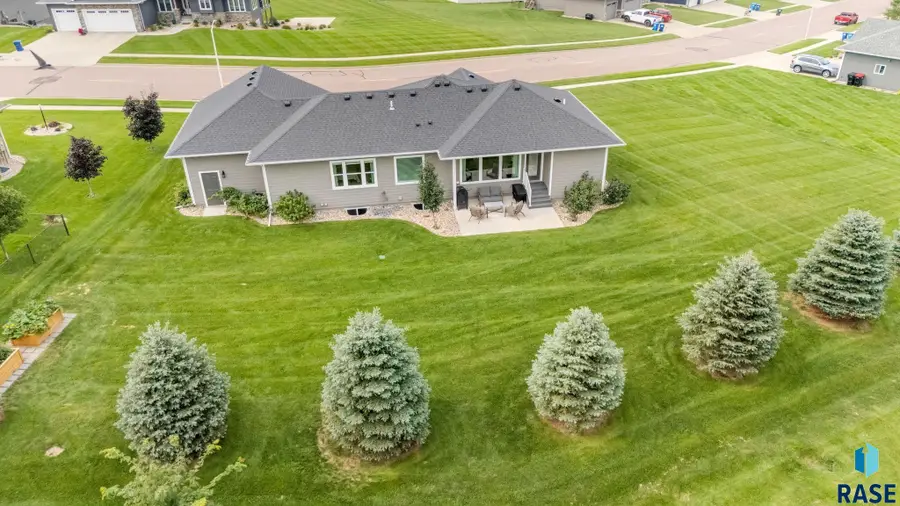 8400 E Willow Wood St, Sioux Falls, SD 57110 - #2