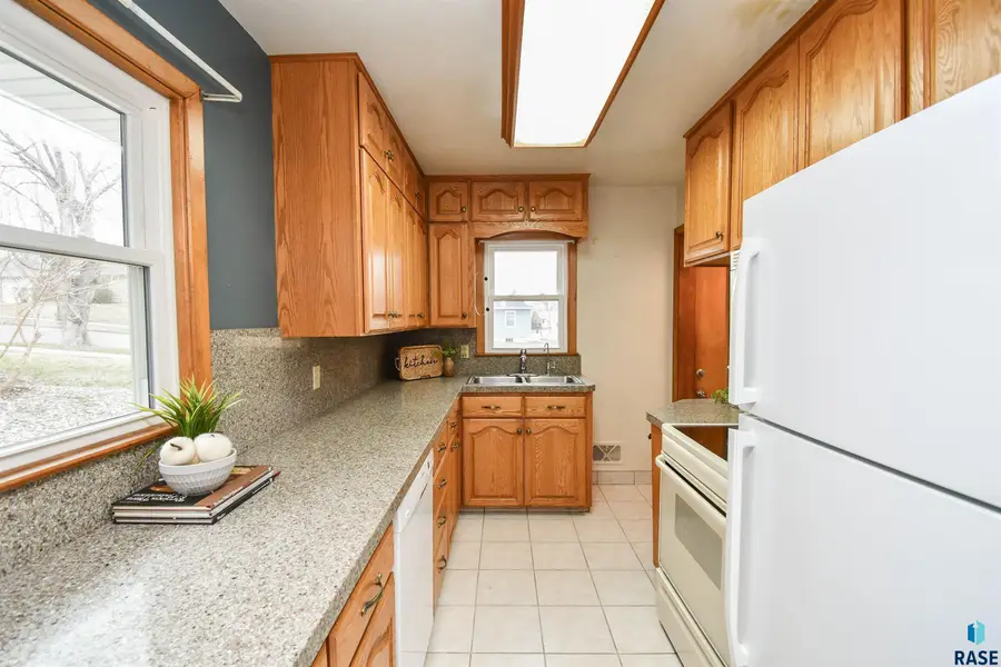 2200 W 28th St, Sioux Falls, SD 57105 - #2