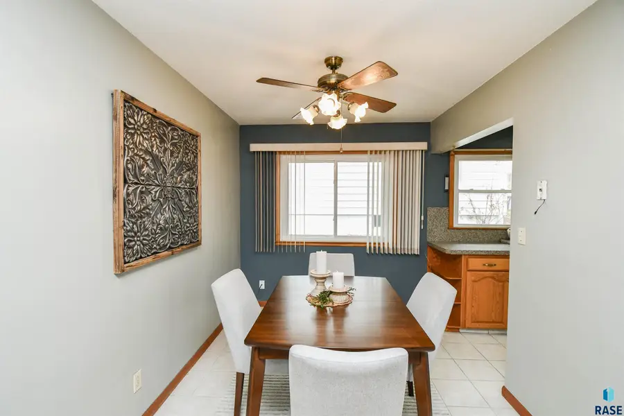2200 W 28th St, Sioux Falls, SD 57105 - #3