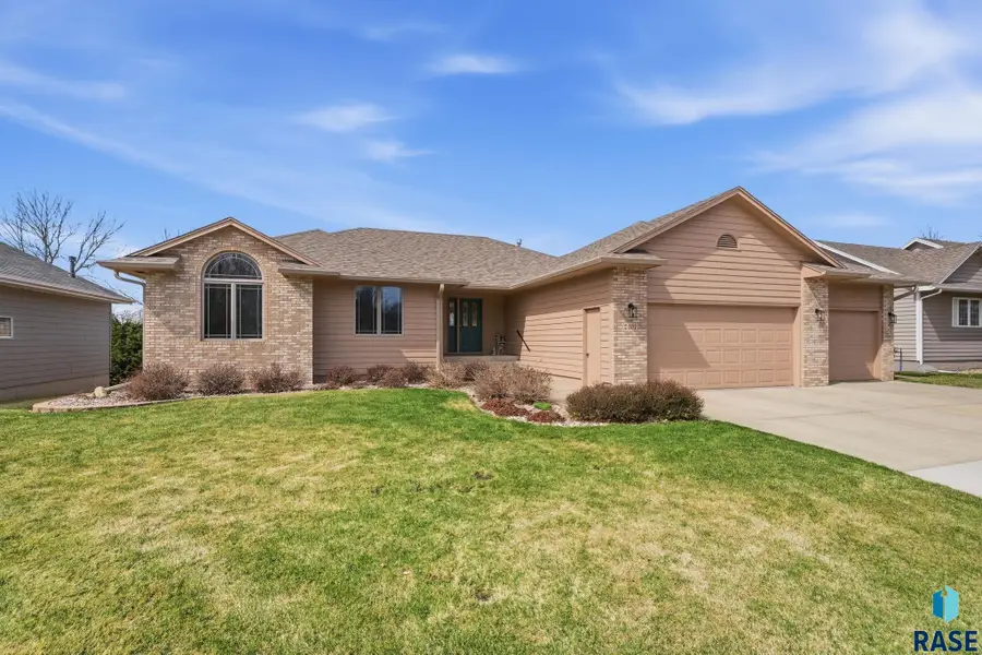 2407 S Eisenhower Ave, Sioux Falls, SD 57106 - #2