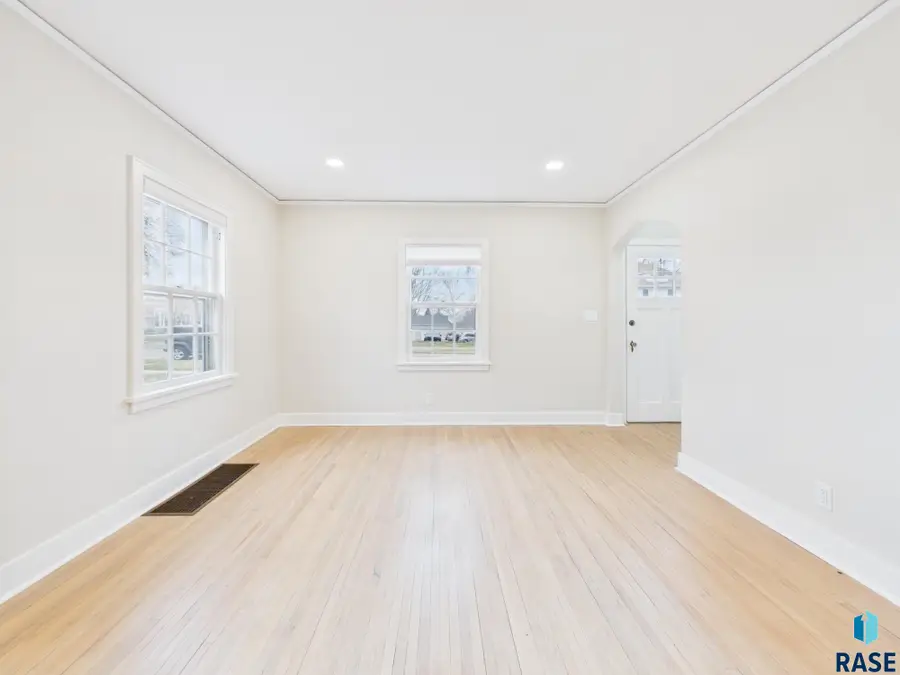 613 E 20th St, Sioux Falls, SD 57105 - #3