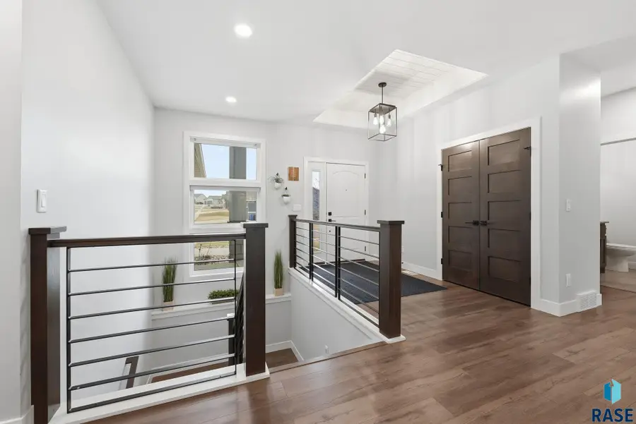 717 N Willow Creek Ave, Sioux Falls, SD 57110 - #2