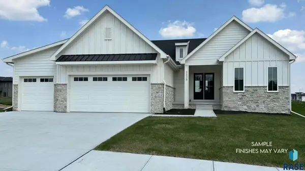 6605 E Hawker Cir, Sioux Falls, SD 57110