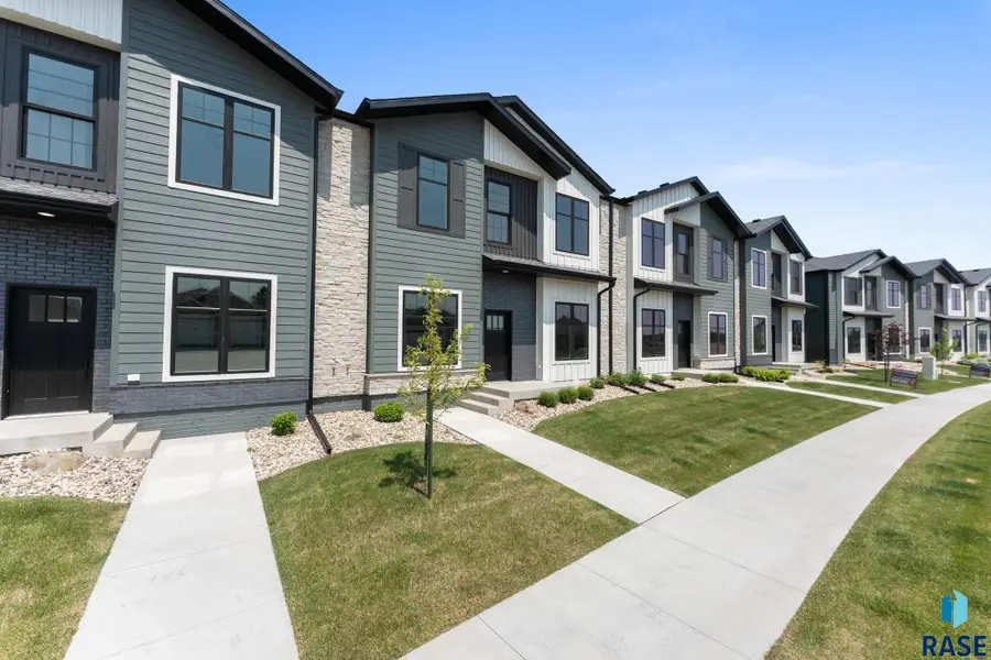 8621 W Shoreline Pl, Sioux Falls, SD 57107 - #2
