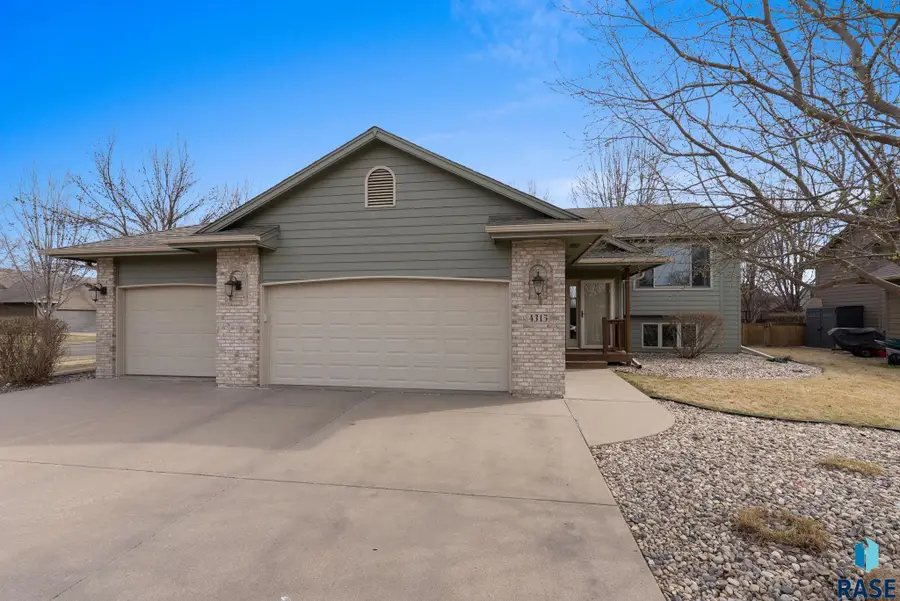 4315 E 38th St, Sioux Falls, SD 57103 - #2