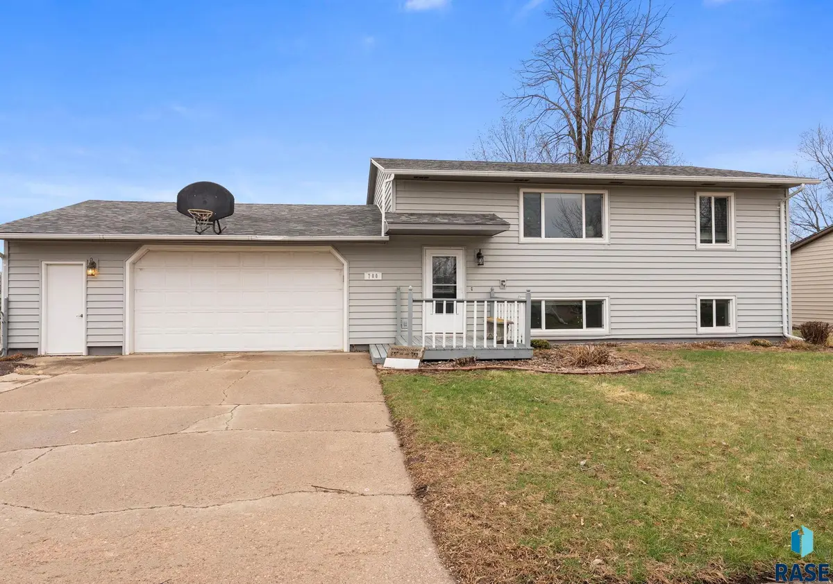 700 S Nicholas Ave, Brandon, SD 57005 - #1