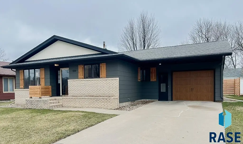 109 E Brown St, Luverne, MN 56156 - #1