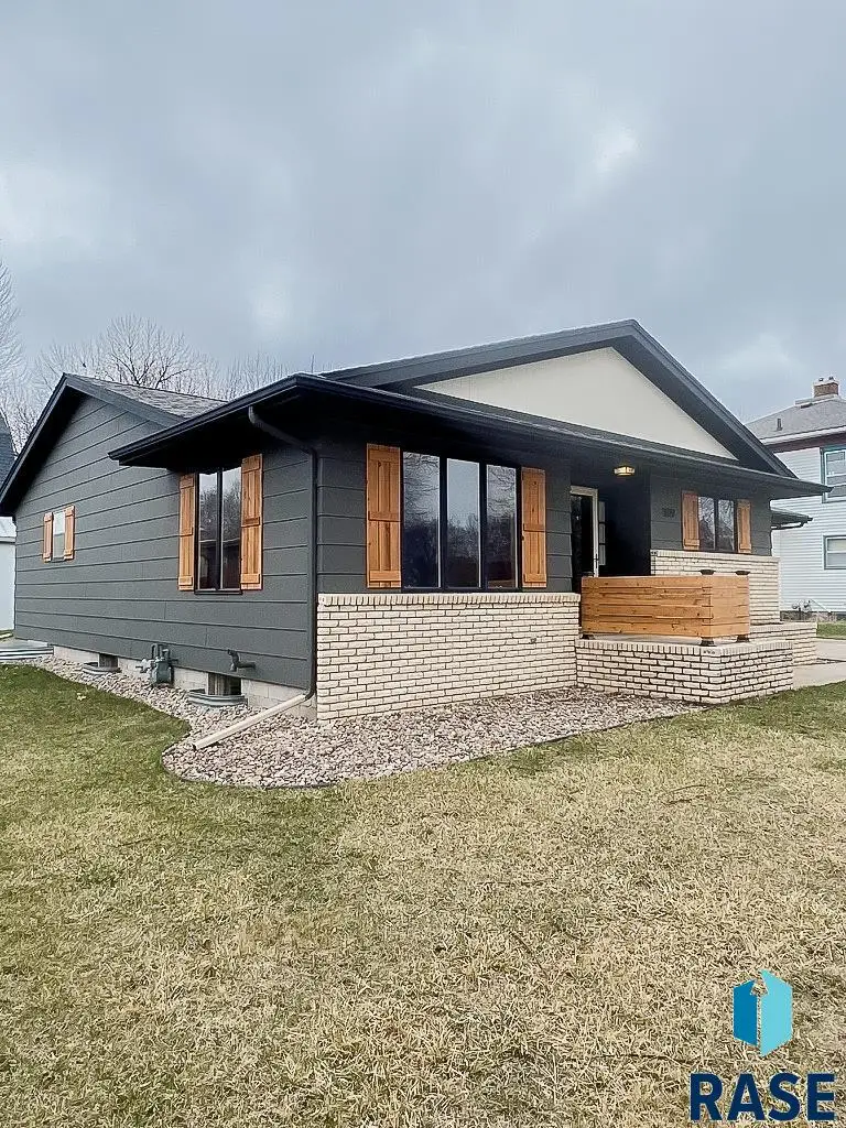 109 E Brown St, Luverne, MN 56156 - #2