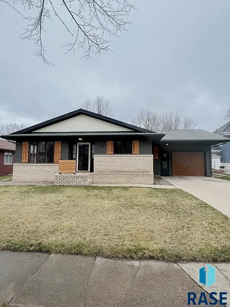 109 E Brown St, Luverne, MN 56156 - #3