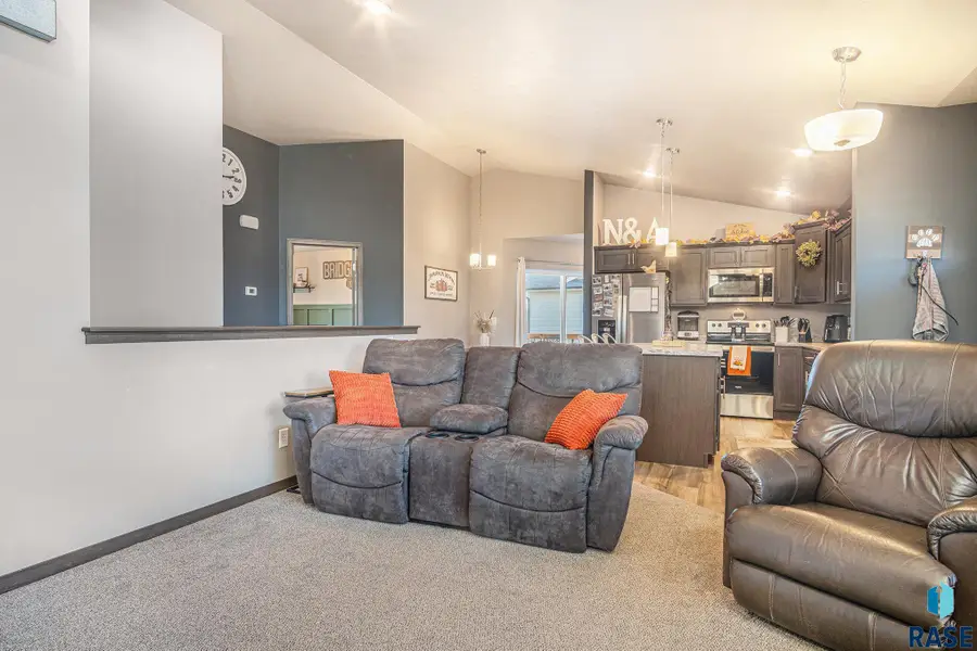 1120 Cypress Ave, Madison, SD 57042 - #3