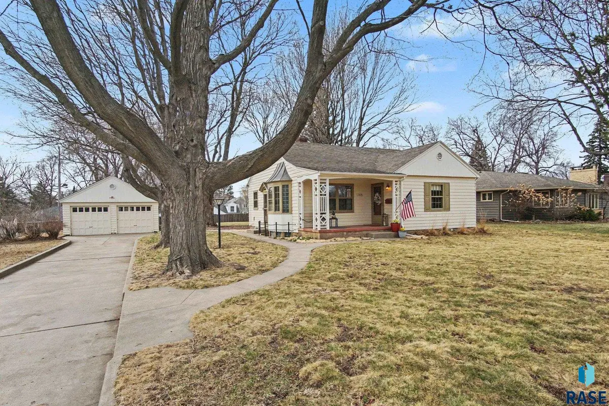 1305 S Lyndale Ave, Sioux Falls, SD 57105 - #1